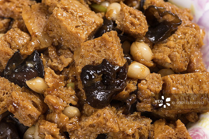 一盘烤麸摆放在桌面上特写图片素材