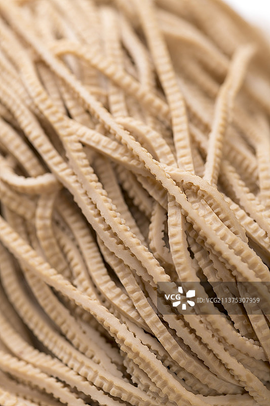 一盘豆腐丝摆放在桌面上特写图片素材