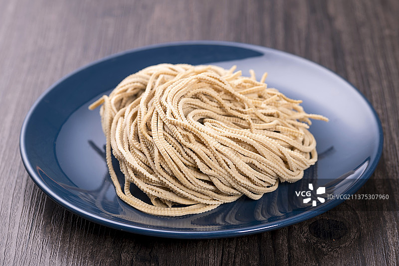 一盘豆腐丝摆放在桌面上特写图片素材