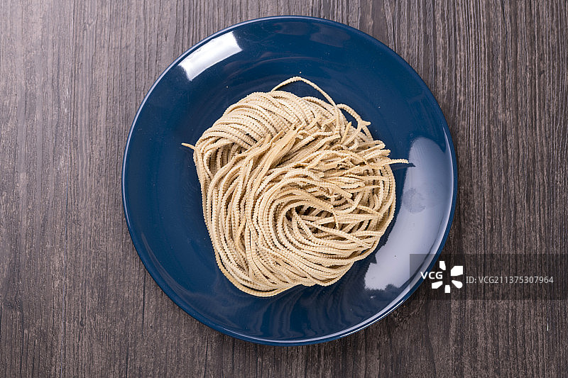 一盘豆腐丝摆放在桌面上特写图片素材