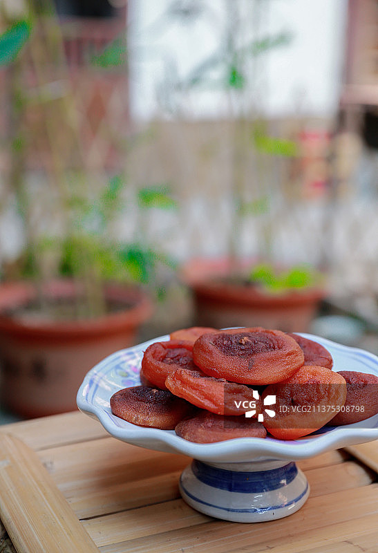 丰收的柿子和制作好的柿饼图片素材