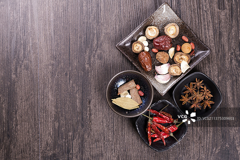 各种香料调料摆放在木桌面上图片素材