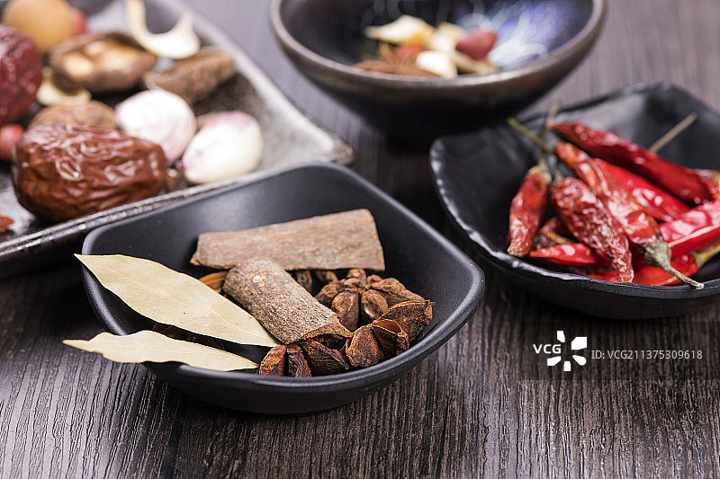 各种香料调料摆放在木桌面上图片素材