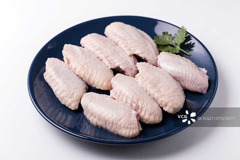 一盘新鲜鸡肉食材鸡翅特写图片素材