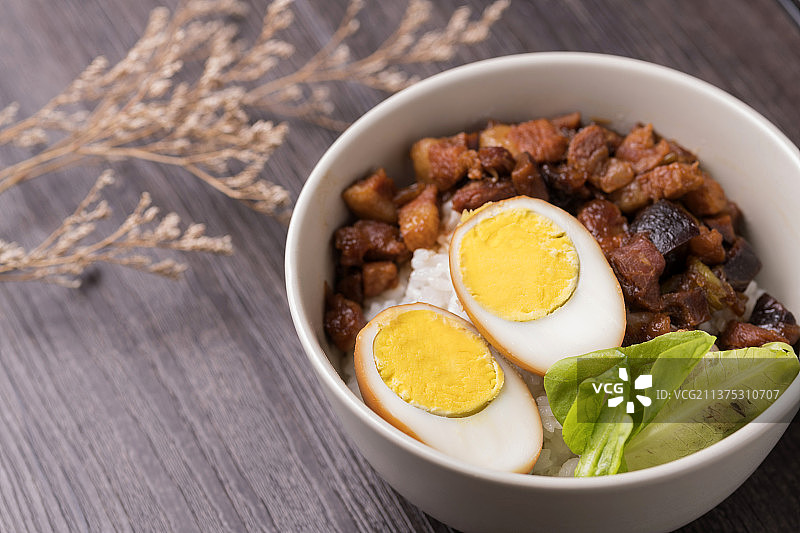 一碗美味可口的卤肉饭特写图片素材
