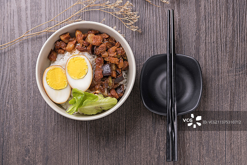 一碗美味可口的卤肉饭特写图片素材