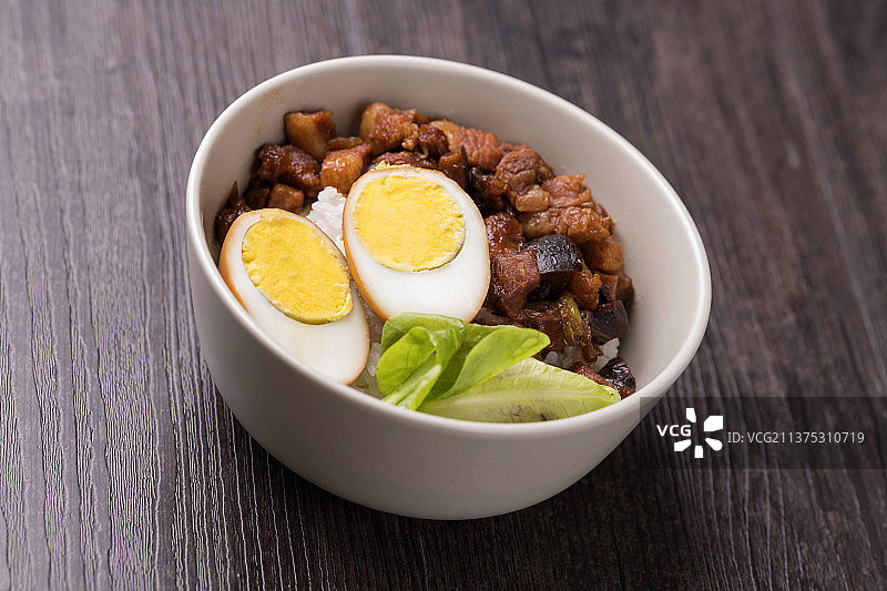 一碗美味可口的卤肉饭特写图片素材