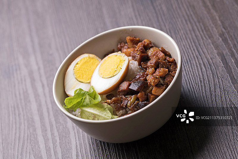 一碗美味可口的卤肉饭特写图片素材