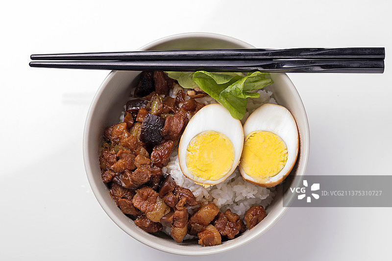 一碗美味可口的卤肉饭特写图片素材