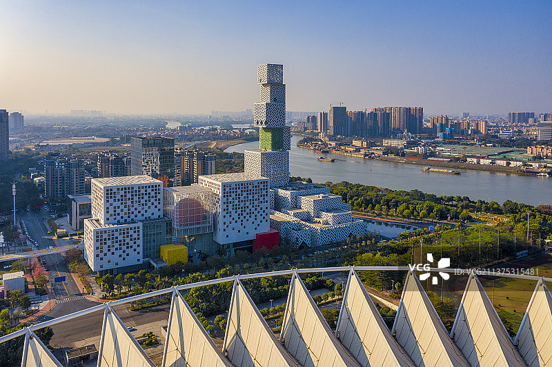 中国广东佛山顺德，航拍佛山新地标世纪莲体育中心和佛山坊塔图片素材