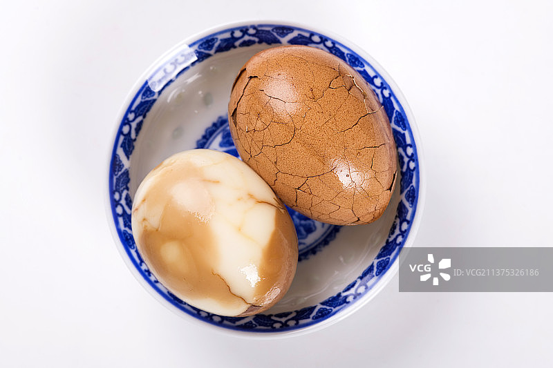 一盘茶叶蛋调料香料摆放在桌面上特写图片素材