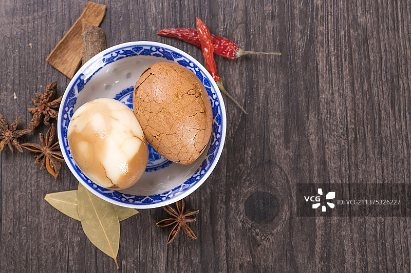 一盘茶叶蛋调料香料摆放在桌面上特写图片素材