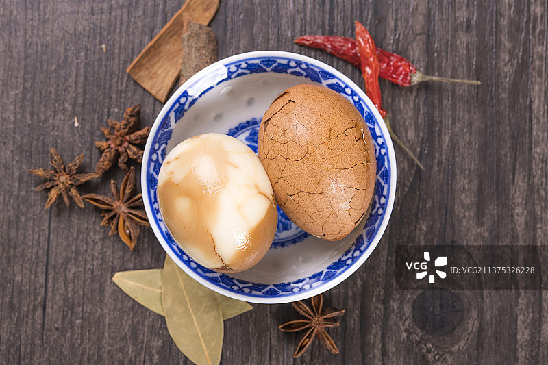 一盘茶叶蛋调料香料摆放在桌面上特写图片素材