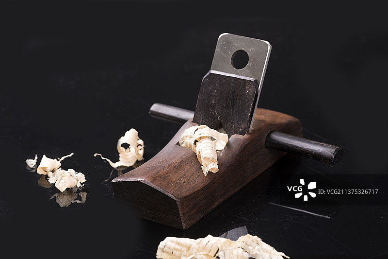 一把木工刨子及刨花特写木工手工概念图片素材