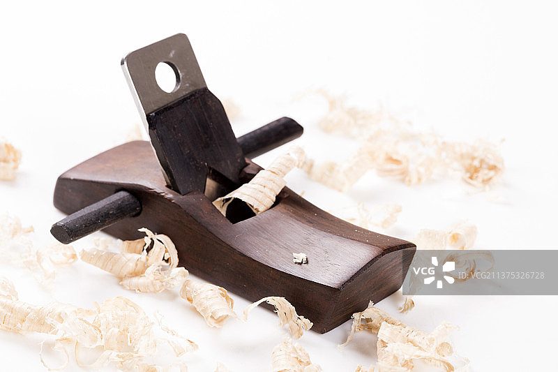 一把木工刨子及刨花特写木工手工概念图片素材