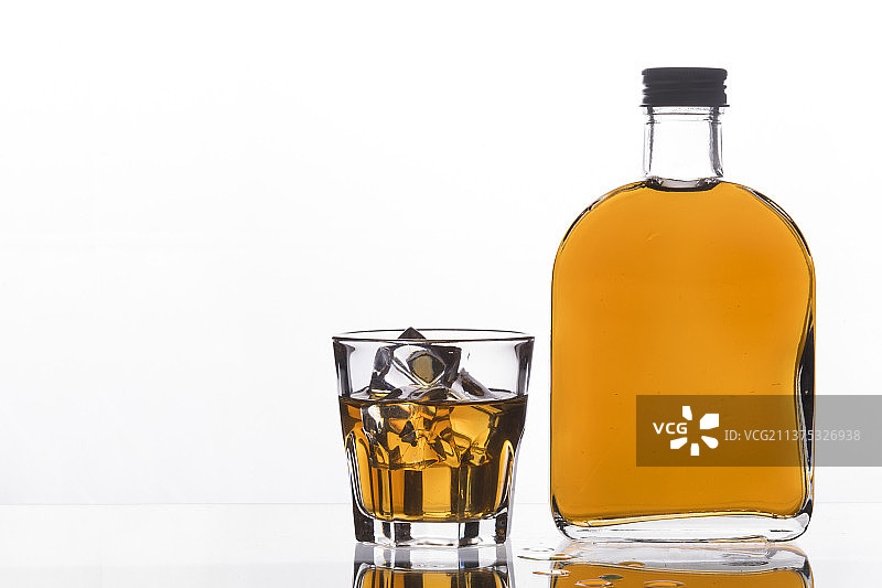 扁平酒瓶洋酒瓶特写图片素材
