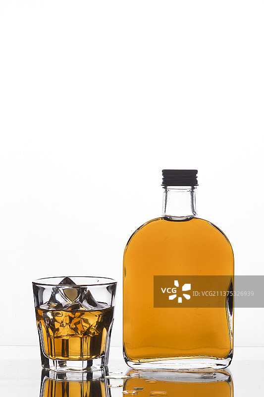 扁平酒瓶洋酒瓶特写图片素材