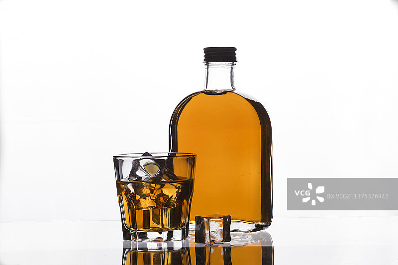 扁平酒瓶洋酒瓶特写图片素材