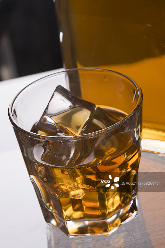 扁平酒瓶洋酒瓶特写图片素材