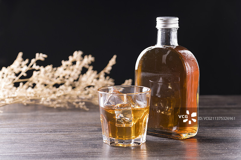 扁平酒瓶洋酒瓶特写图片素材