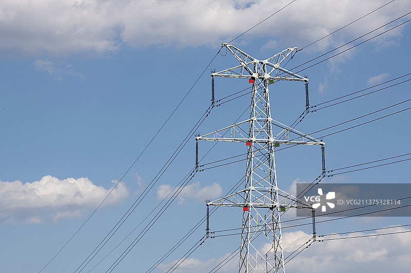 蓝天白云背景下高压线塔特写图片素材