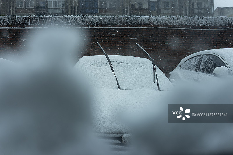 车窗上的冰与雪图片素材
