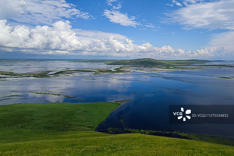 蓝天白云下的呼伦贝尔草原彩带河图片素材