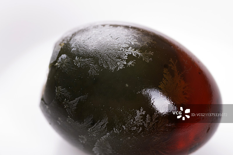 松花蛋皮蛋特写木桌面背景图片素材