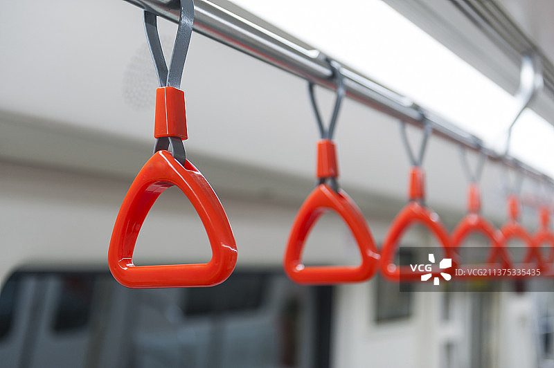 地铁拉手特写绿色出行概念图片素材