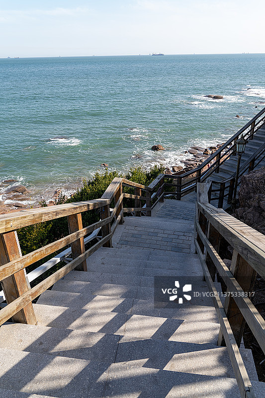 傍晚在海边的观景台图片素材