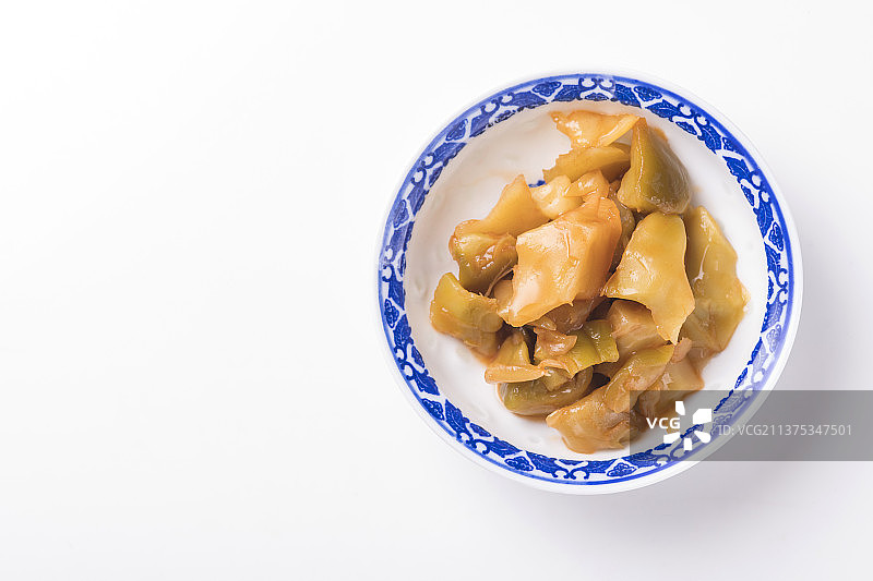 一盘榨菜摆放在木桌面上特写图片素材