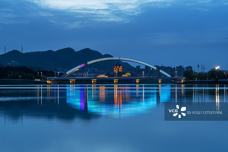 河南信阳浉河彩虹桥夜景图片素材