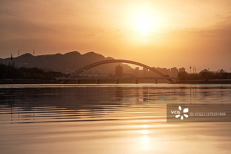 河南信阳浉河彩虹桥日落风光图片素材