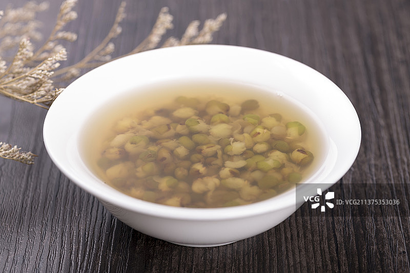 一碗绿豆汤与绿豆特写木桌面背景图片素材
