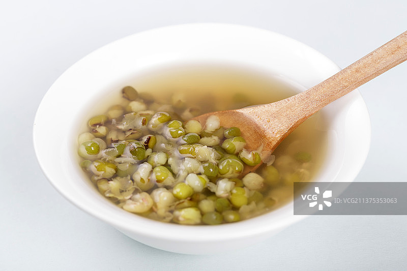 一碗绿豆汤与绿豆特写木桌面背景图片素材