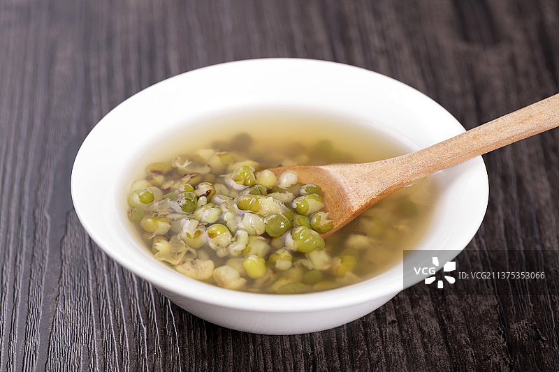 一碗绿豆汤与绿豆特写木桌面背景图片素材