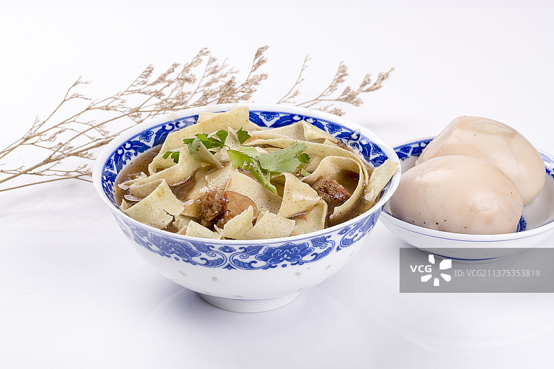 天津传统早餐锅巴菜油条茶叶蛋特写图片素材