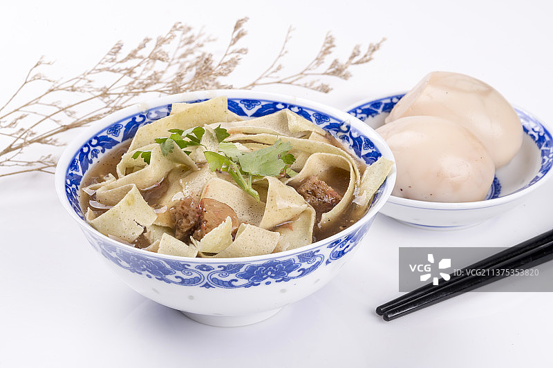 天津传统早餐锅巴菜油条茶叶蛋特写图片素材