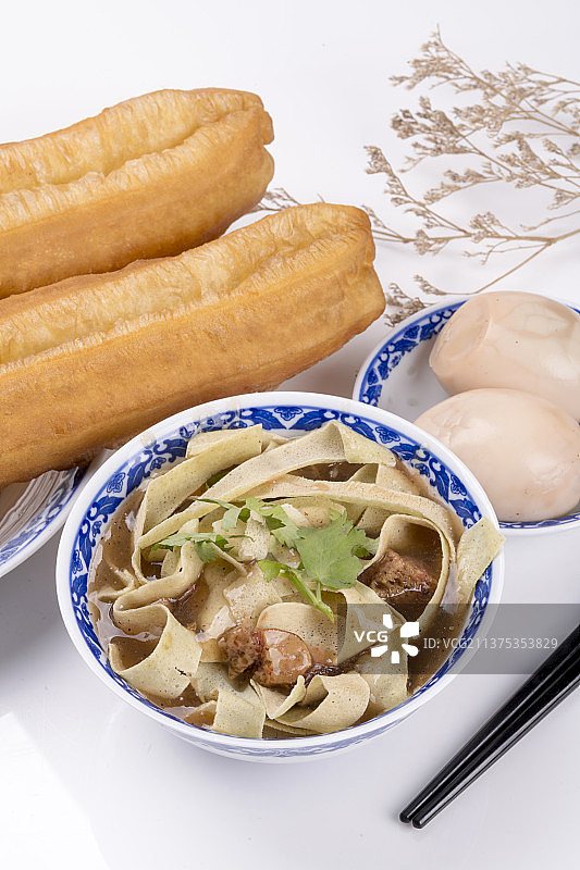 天津传统早餐锅巴菜油条茶叶蛋特写图片素材