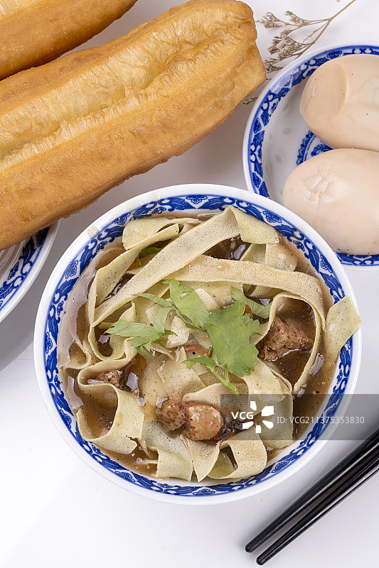 天津传统早餐锅巴菜油条茶叶蛋特写图片素材