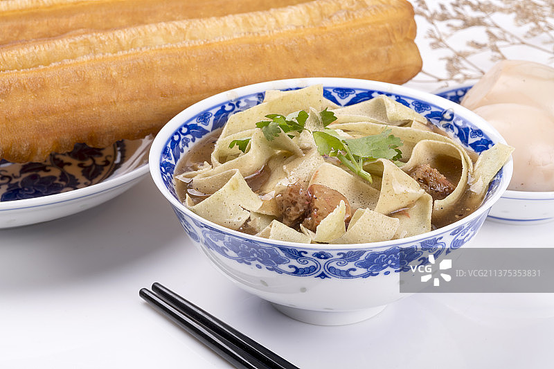 天津传统早餐锅巴菜油条茶叶蛋特写图片素材