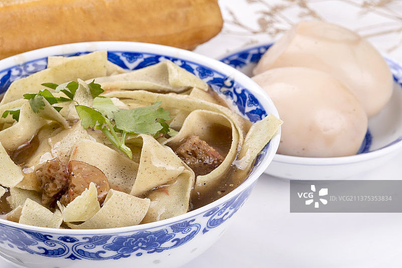 天津传统早餐锅巴菜油条茶叶蛋特写图片素材