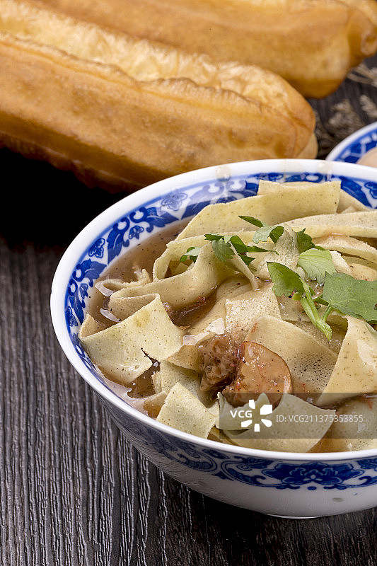 天津传统早餐锅巴菜油条茶叶蛋特写图片素材