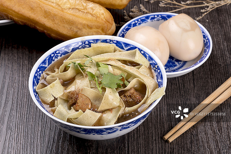 天津传统早餐锅巴菜油条茶叶蛋特写图片素材