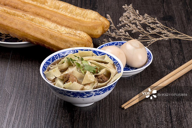 天津传统早餐锅巴菜油条茶叶蛋特写图片素材