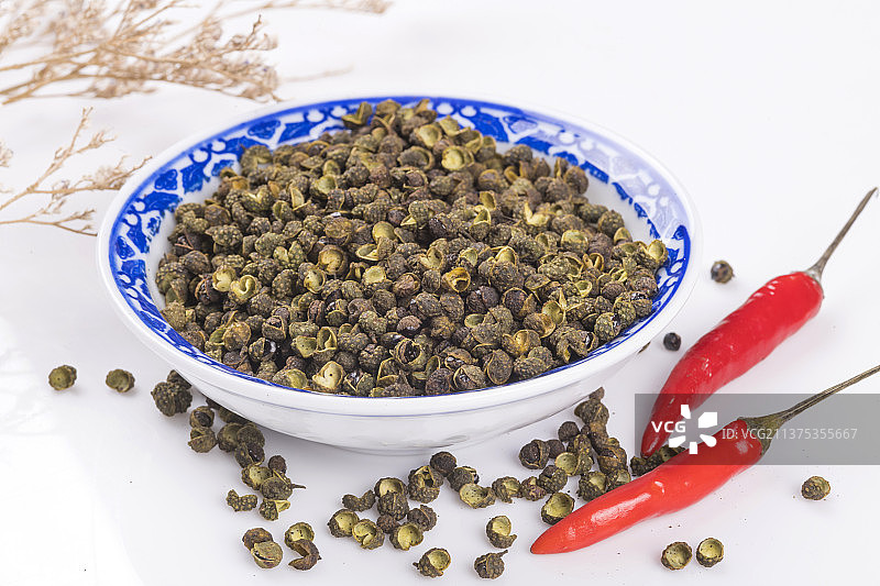一盘辣椒花椒麻椒藤椒摆放桌面上特写图片素材