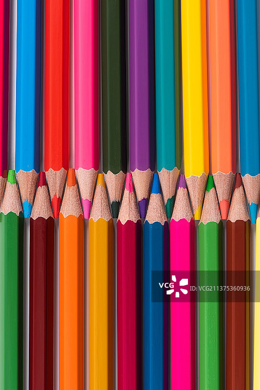 交错排列的彩色铅笔图片素材