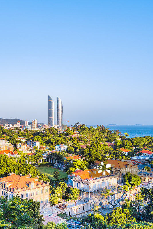 中国福建厦门双子塔和鼓浪屿晴天风光图片素材