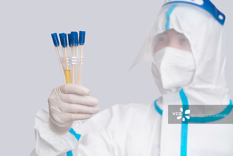 医生防护服手持检验样品图片素材