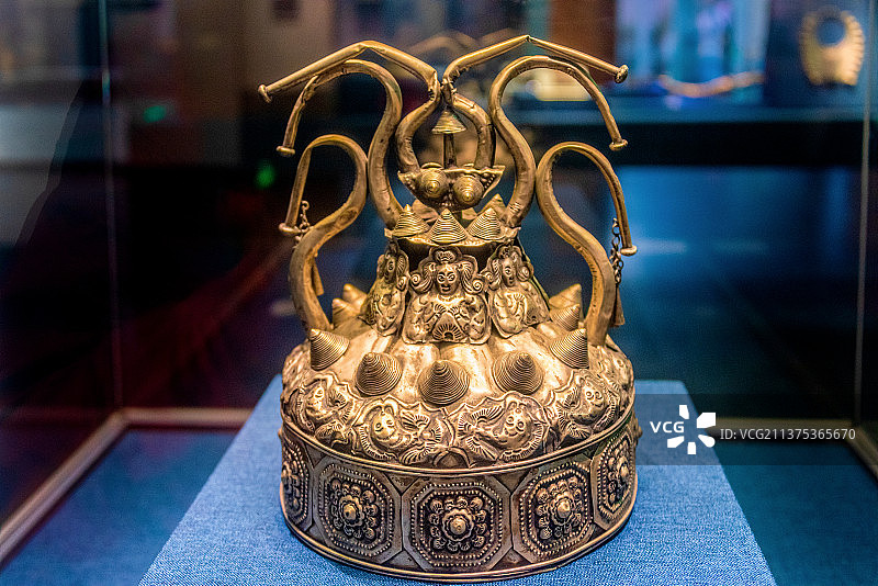 中国广西桂林博物馆馆藏清代苗族錾花银头盔图片素材